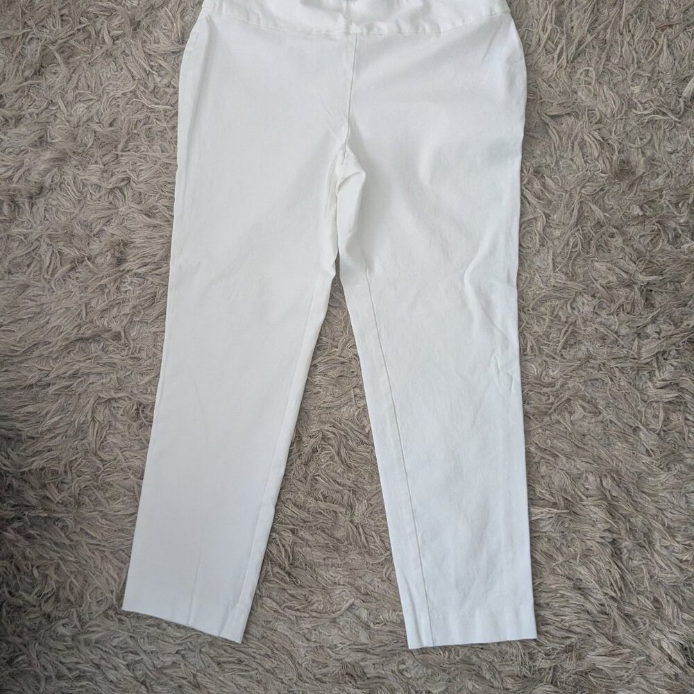 Crown and Ivy White Capri pants Size 10 Ashley Stretch